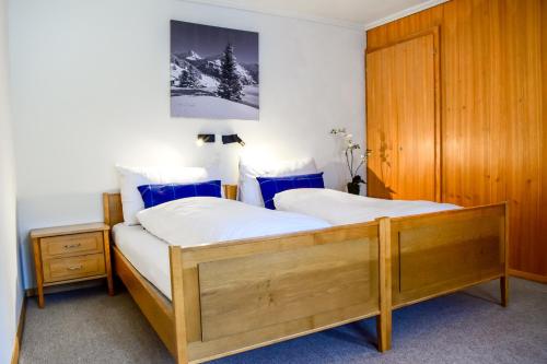 格林德尔瓦尔德First Lodge的一间卧室设有两张床和木制橱柜