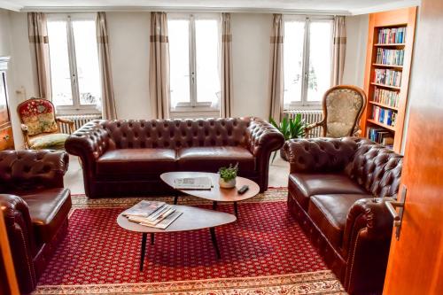 格林德尔瓦尔德First Lodge的客厅配有真皮沙发和桌子