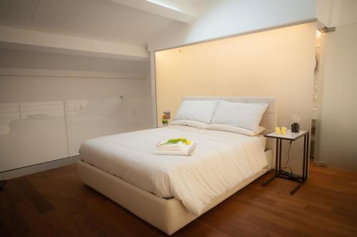 阿奇卡斯泰洛Mori Siciliani House的卧室配有一张白色的大床和一张桌子