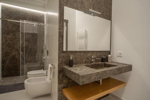 阿奇卡斯泰洛Mori Siciliani House的一间带水槽、卫生间和镜子的浴室