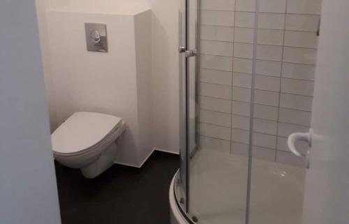 哥本哈根M18酒店的一间带卫生间和玻璃淋浴间的浴室