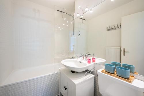 莱克斯Casa Curnera 8的白色的浴室设有水槽和浴缸。