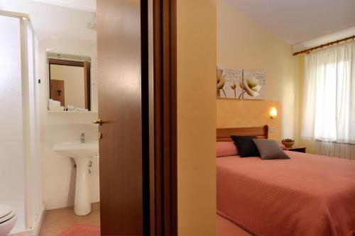 隆迪尼酒店的一间浴室
