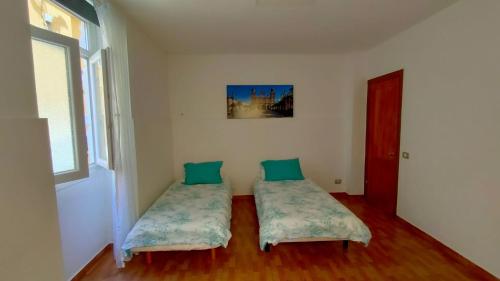 大加那利岛拉斯帕尔马斯Apartamento La Marea的一间客房内配有两张床的房间