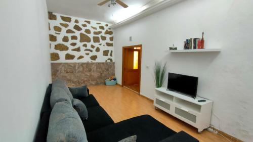大加那利岛拉斯帕尔马斯Apartamento La Marea的带沙发和电视的客厅