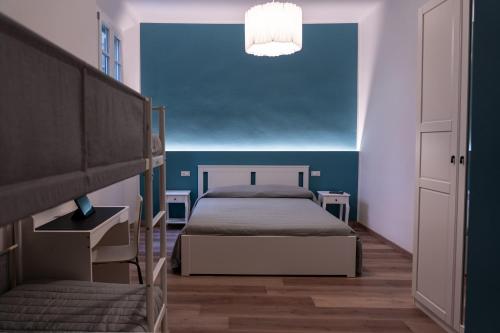 圣彼得罗-泰尔梅堡Appartamento zio Primo的一间卧室设有一张床和蓝色的墙壁