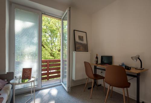 科希策Hostel 26的客房设有书桌、床和阳台。