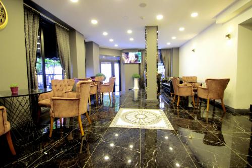 伊斯坦布尔Güler Palas Hotel的一间用餐室,内设椅子和桌子