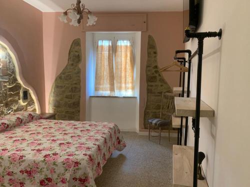 TirliAffittacamere Nonna Nana的一间卧室设有一张床和一个窗口