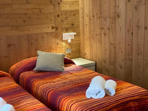 奥斯塔索托索普拉旅馆的一间卧室配有带毛巾的床