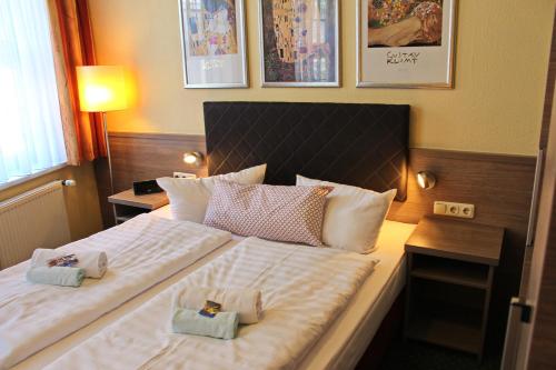 什未林盖茨霍夫祖尔嘉顿奎尔酒店的酒店客房,配有一张大床,上面装有两袋