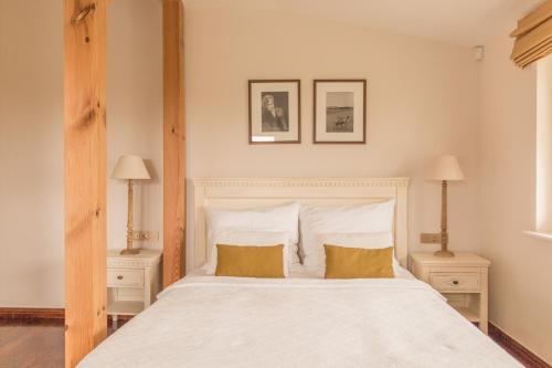 米兹多洛杰莫代瓦民宿的一间卧室配有一张带2个床头柜的大型白色床