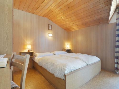 维哥迪法萨Apartment Tieja de Gotart-4 by Interhome的一间卧室设有一张床和木制天花板