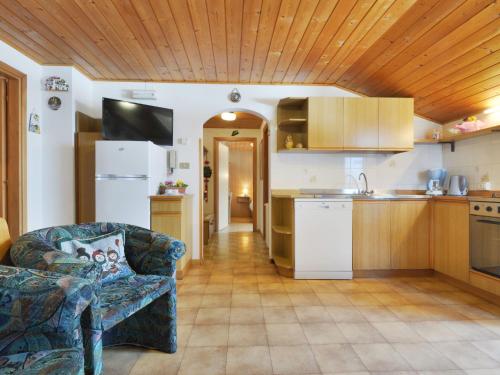 维哥迪法萨Apartment Tieja de Gotart-4 by Interhome的带沙发的客厅和厨房
