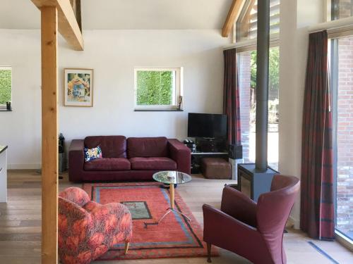 KapelleHoliday Home De Meestoof by Interhome的客厅配有沙发和桌子