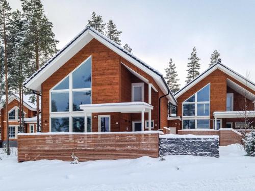 PälkäneHoliday Home Ritari by Interhome的冬天有雪的房子