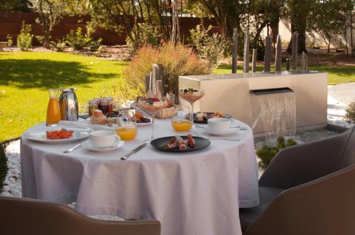 尼姆马斯德博登酒店的桌子上面有食物和饮料