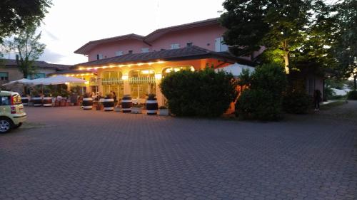 圣焦万尼卢帕托托Hotel Ristorante alla Campagna的街道边有灯的建筑物