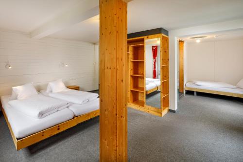 Hirschen Guesthouse - Village Hotel客房内的一张或多张床位