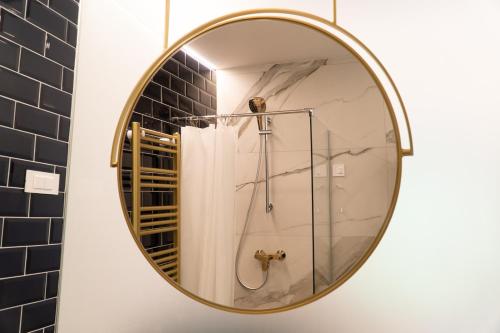 布莱德Hotel Starkl - Heritage & Unique的浴室设有圆形镜子和淋浴