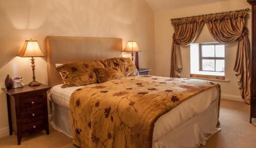 TyrrellspassNew Forest Estate Lodges的一间卧室设有一张大床和一个窗户。