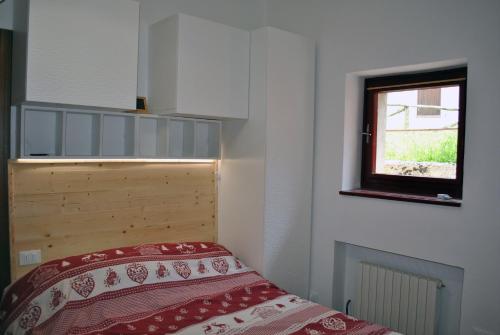 阿贝托内La casetta di Viola的一间卧室设有一张床和一个窗口