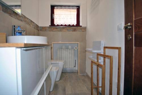 阿贝托内La casetta di Viola的小型浴室设有2个卫生间和水槽