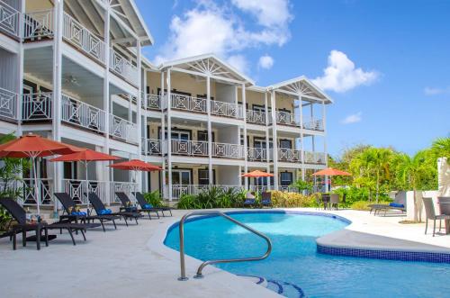 圣詹姆斯Lantana Resort Barbados by Island Villas的一座带游泳池和大楼的度假村