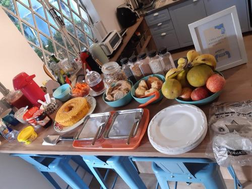 圣保罗Angatu Hostel的桌上放着一碗水果和其他食物