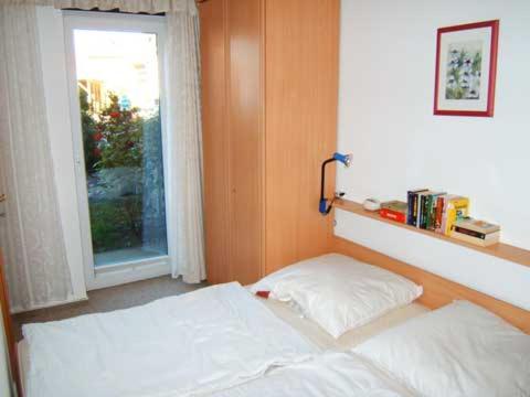 蒂门多夫Lotseneck的卧室配有白色的床和窗户。