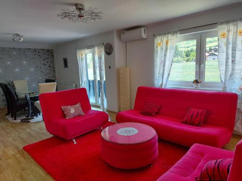 维索科Luxury house "Heart of Nature" Visoko的客厅配有红色的沙发和桌子