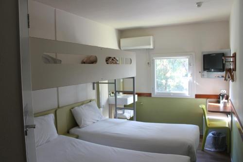 墨尔本宜必思快捷酒店 - 墨尔本机场的酒店客房设有两张床和窗户。