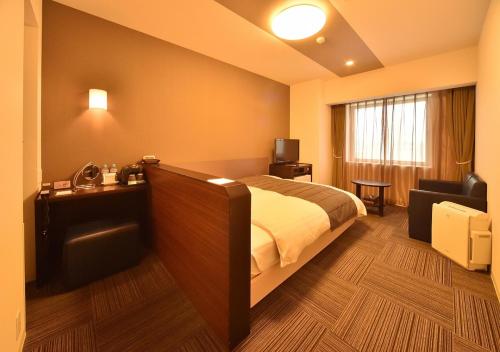 旭川多美迎旭川酒店的酒店客房,配有床和沙发