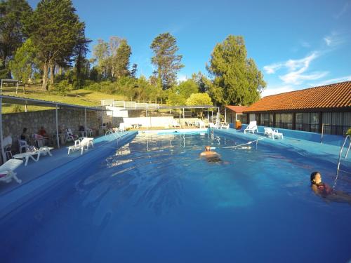 吉亚迪诺镇圣胡安酒店的一座大型游泳池,里面的人都沉浸在水中