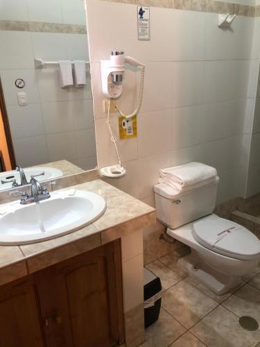 库斯科傲姬之梦酒店的一间带水槽、卫生间和镜子的浴室