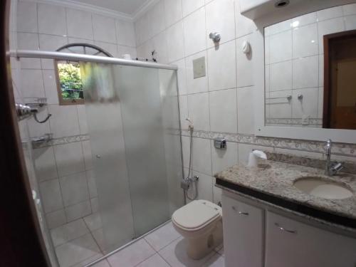马林加Cascais Hostels Quartos & Suítes的带淋浴、卫生间和盥洗盆的浴室