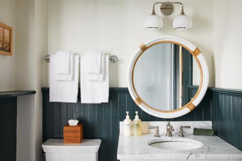 楠塔基特Faraway Nantucket的一间带水槽和镜子的浴室