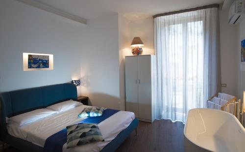 维耶特里B&B Vietri Centro 2的一间小卧室,配有床和窗户
