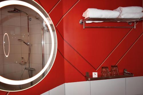 默恩达尔默恩达尔早安酒店的浴室设有红色的墙壁和带镜子的淋浴