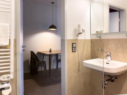 莱比锡莱比锡五行旅舍的一间带水槽和桌子的浴室