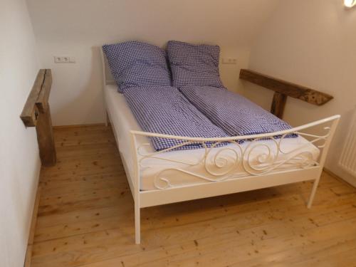 Weisweils' Moose Hof的一张带两个蓝色枕头的白色床
