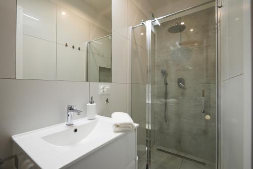 别尔斯克-比亚拉Apartament Dębowiec的白色的浴室设有水槽和淋浴。