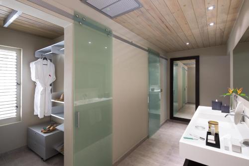 英吉利港安提瓜萨斯普特酒店的一间带玻璃淋浴和水槽的浴室