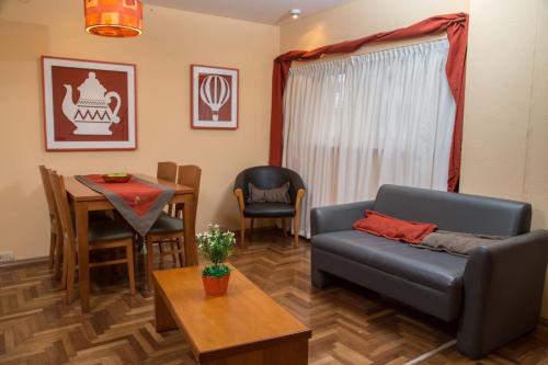 科尔多瓦King David Flat Hotel - Argentina的客厅配有沙发和桌子