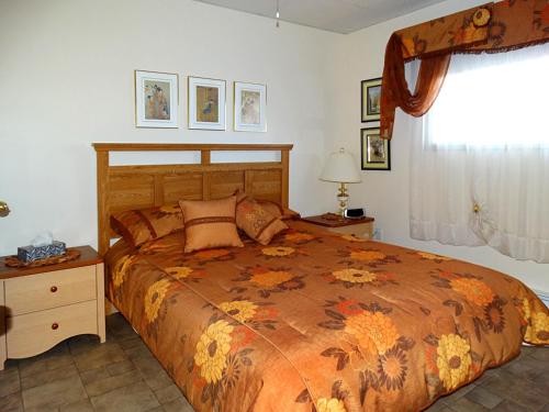 Pabos吉特香水海住宿加早餐酒店的一间卧室设有一张大床和一个窗户。