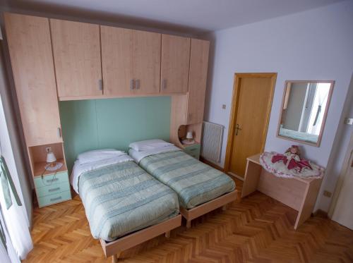 莫尔韦诺Albergo Italia的一间小卧室,配有一张床和镜子