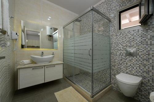 布卡里Villa Boukari Beach的带淋浴、卫生间和盥洗盆的浴室
