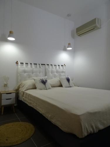 古厄庇道鲁斯D&D apartments的卧室配有一张带两个枕头的大白色床