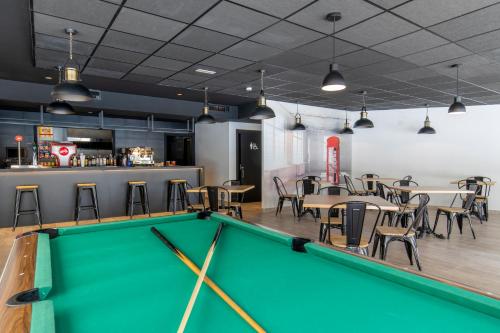 贝尼多姆Aparthotel BCL Levante Lux的配有桌椅的餐厅内的台球桌