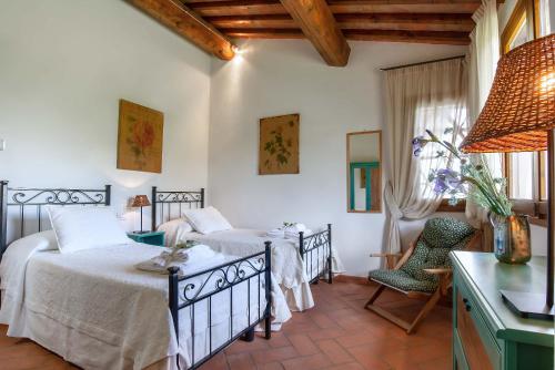 蒙塔约内里内拉乡村度假别墅的一间卧室配有两张床和一张桌子及椅子